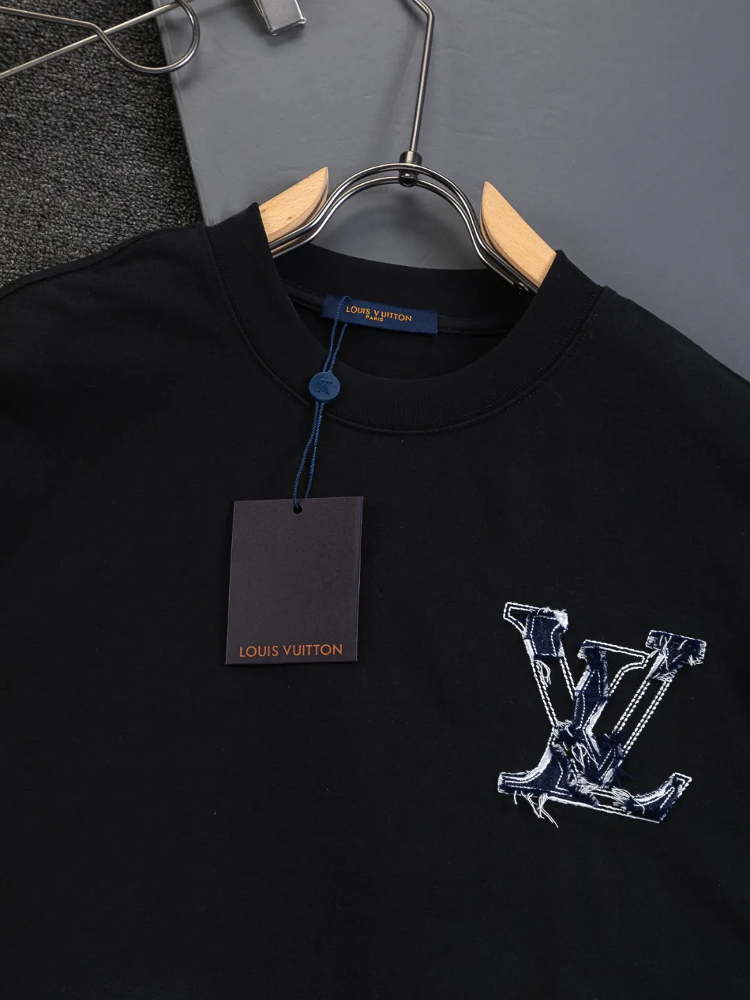 🅿️210 Louis Vuitton 1V LV lv slightly wide version S-XL LV 26ss new products are available at counters simultaneously. Multiple craftsmanship. Front and rear denim patch letters🪡 embroidery. Round neck short-sleeved T-shirt, same style for men and women! Consigned to one-to-one creation. Synchronized with the official website, pure cotton fabrics at the counter! It is close to the skin and comfortable, durable and easy to wear. It has a classic and simple logo design and meticulous original craftsmanship. Short-sleeves, a must-have item for men, do not appear to be the same for the general public, but must be unique and eye-catching. This LV short-sleeve is all about quality, comfort, the same shape and fashion as always, including fabrics and cutting techniques. All of them have been made with great effort! 320 grams of washed pure cotton fabric, pure cotton is breathable, very refreshing and comfortable for daily wear. The rib knitting on the neckline is smooth and tight, and the neckline will not be skewed if you toss it at will. The loose version, you will find that it looks really good on the upper body. The overall is minimalist and neat, super versatile for daily use! Pair it casually with a pair of pants for a youthful look. A T-shirt will make your outfit crazy. It is a fashionable item that can never go wrong! Color: Black White Size: S-XL Size chart: S: Shoulder width 50-Bust 56-Length 70 M: Shoulder width 52-Bust 57-Length 72 L: Shoulder width 54-Bust 59-Length 74 XL: Shoulder width 56-Bust 62-Length 76